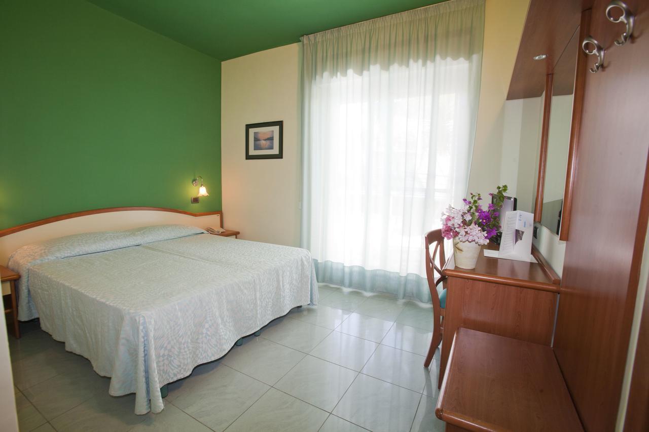 Hotel Gabbiano Сан Домино Екстериор снимка