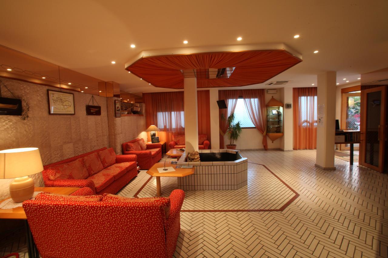 Hotel Gabbiano Сан Домино Екстериор снимка