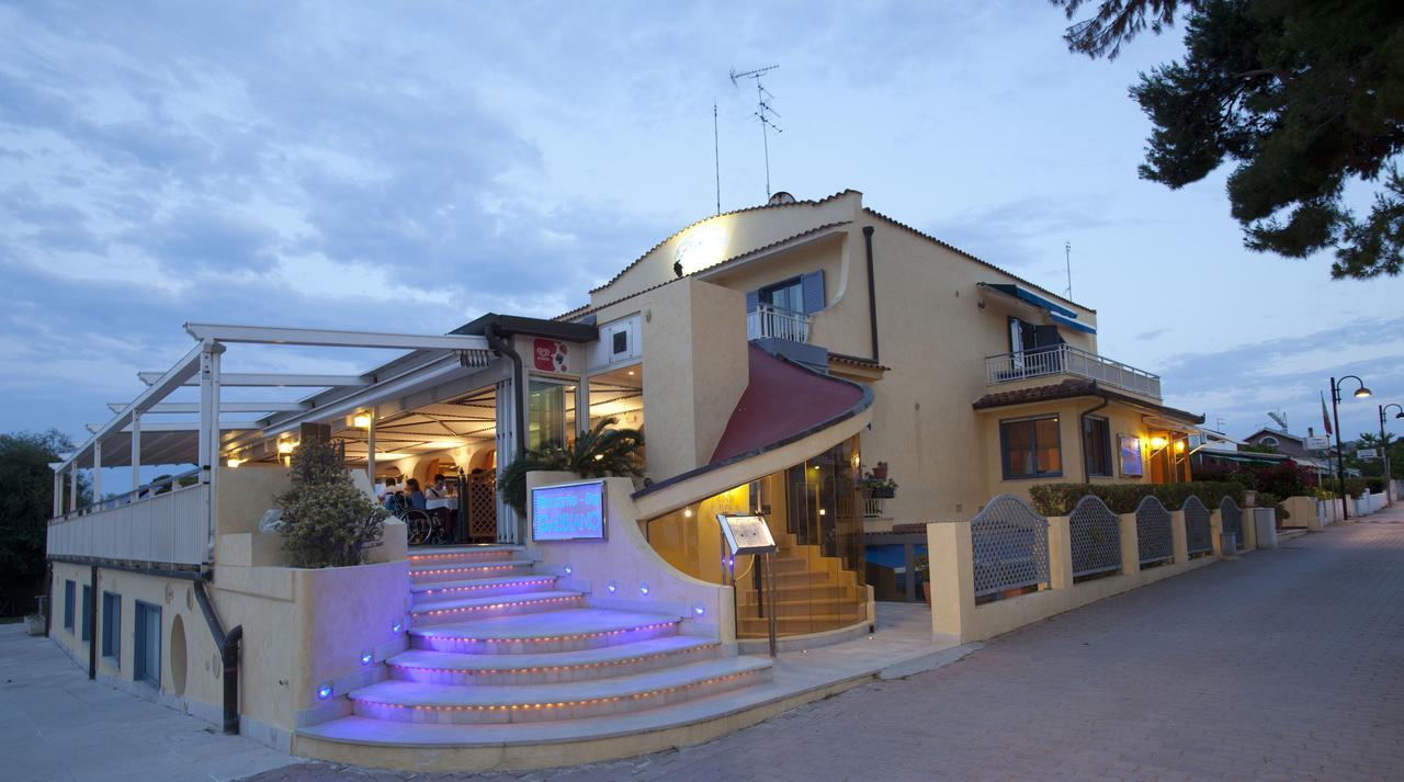 Hotel Gabbiano Сан Домино Екстериор снимка