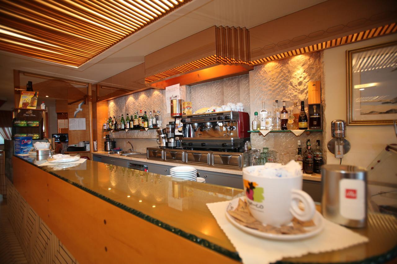 Hotel Gabbiano Сан Домино Екстериор снимка